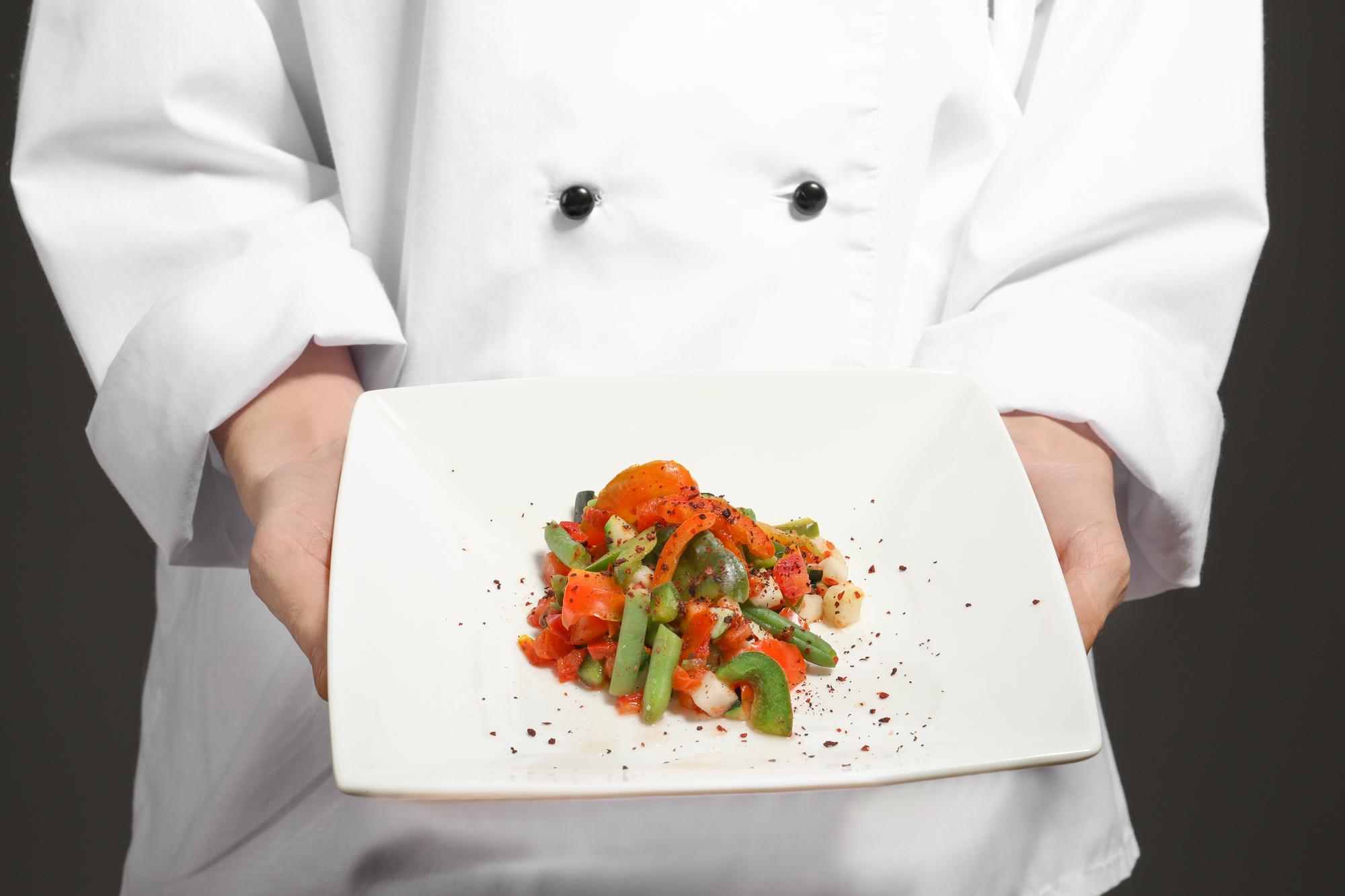 Chef al lavoro in cucina moderna